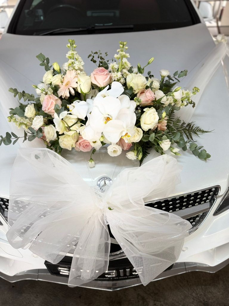 Rose and orchid bonnet decoration fitted for a hotel wedding car rental Singapore booking